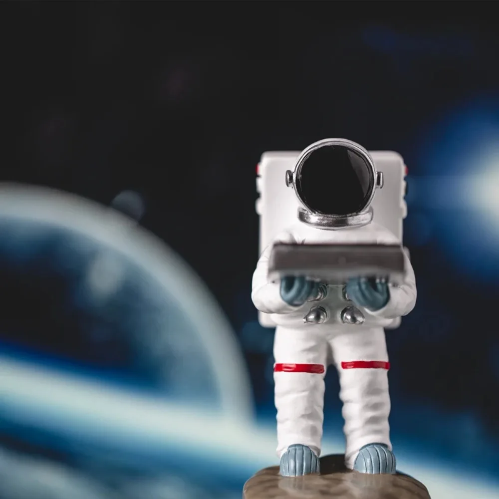 Creative Watch Stand Astronaut Personalized Resin Watch Display Stand Vinatage Clock Holder Support Smart Apple Accessories