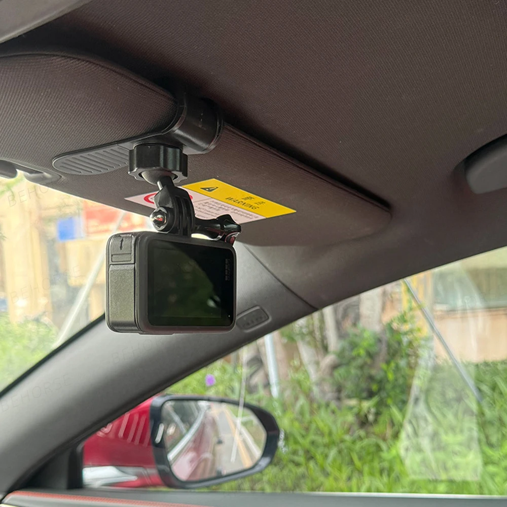 Angle latéral du support pare-soleil rotatif pour caméra sport, détaillant le système de fixation et le clip pour smartphone.
