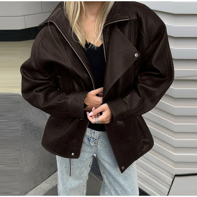 Kordelzug in der Taille, solide strukturierte PU-Lederjacke für Damen, Stehkragen, asymmetrischer Reißverschluss, Knopfdetail, Übergröße, 2025, volle Streetwear – Detail 16