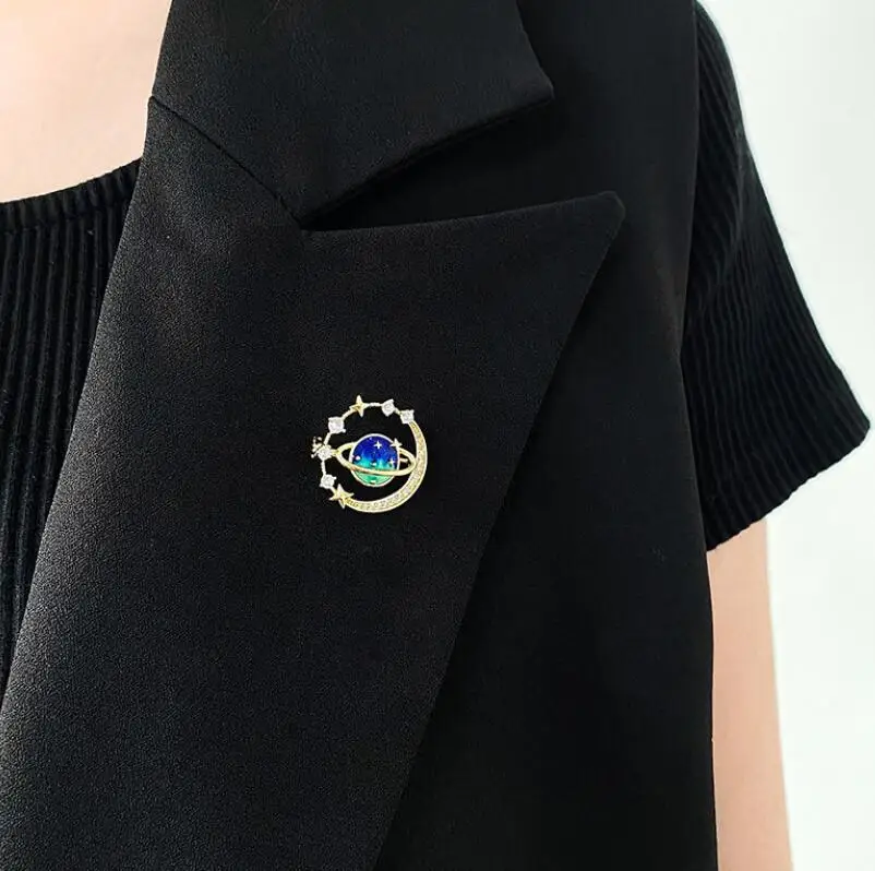 

Design Planet Moon Brooches for Women Fashion Star Clothes Fixed Metal Pin Elegant Party T-Shirt Dress Badge Clothes Accessories