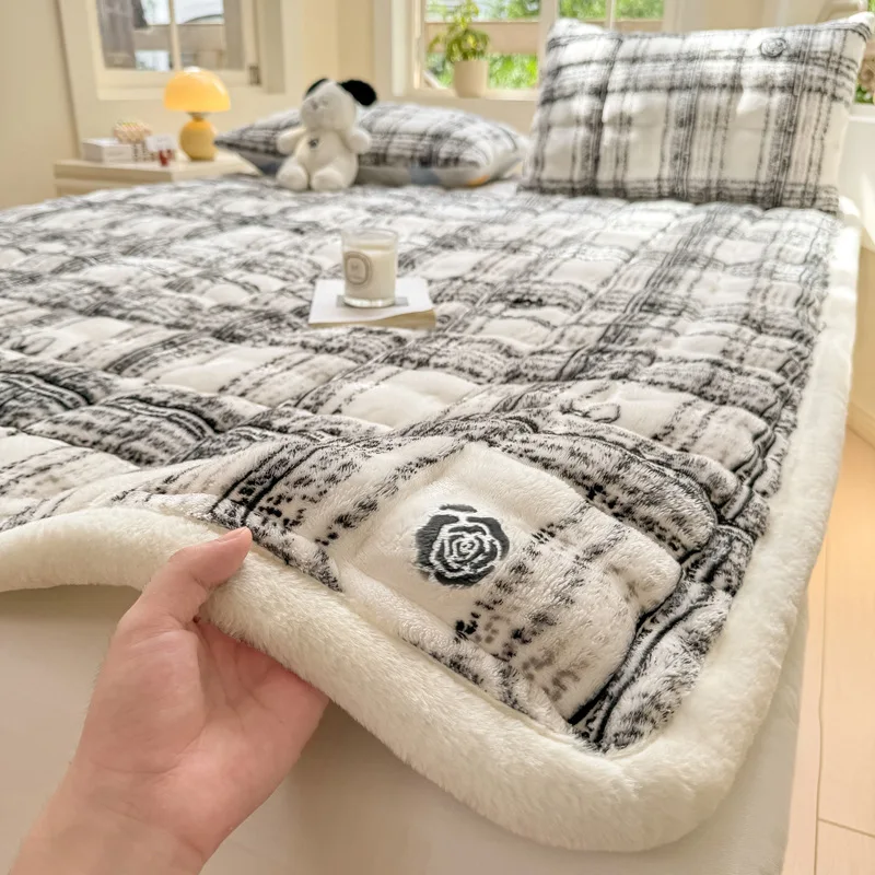 Winter Plush Mattress Flannel Thicken Bed Sheet Filling Cotton Warm Bed Cover Bedroom Soft Cushion Tatami Mat Non-slip