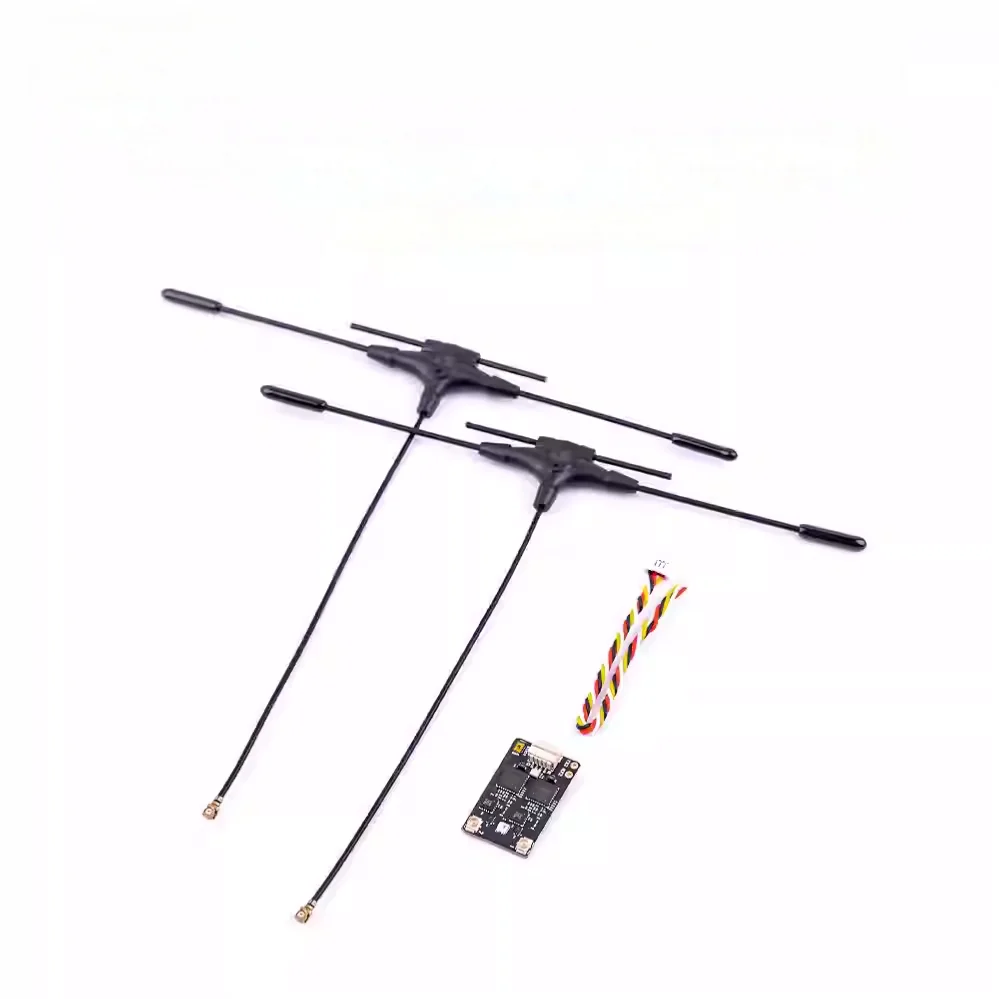 Vue de dessus du récepteur ExpressLRS Double Bande 2.4GHz/915MHz montrant les chips et le port USB-C.