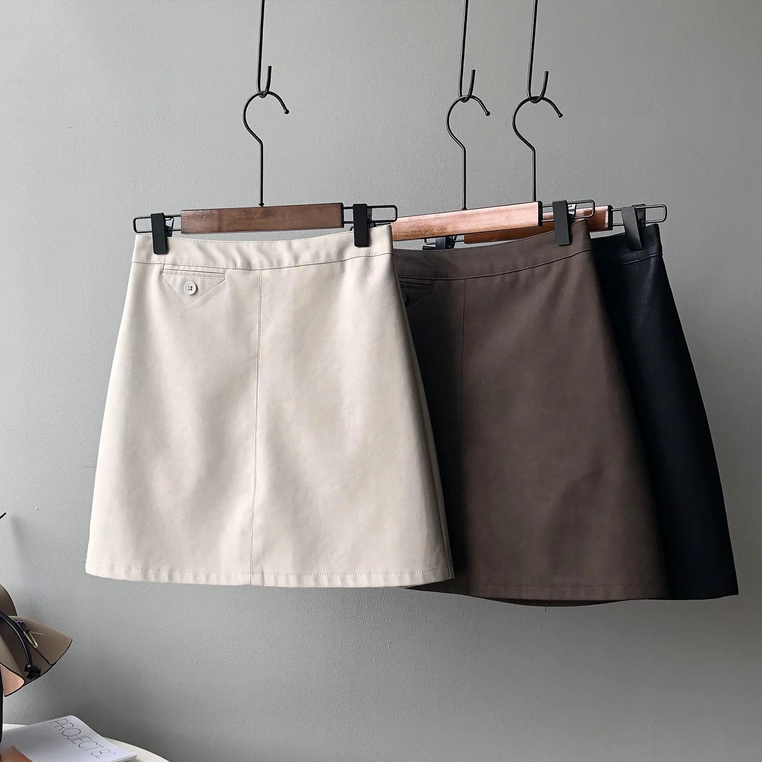 Matte PU leather short skirt for women 2022 Spring New Korean high waist show thin temperament short skirt white tennis skirt