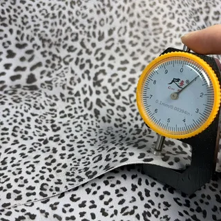 검정색과 회색의 레오파드 프린트 송아지 가죽, 두께 1.0mm, 부드럽고 내구성이 뛰어나 지갑, DIY 가죽 제품 등에 적합합니다.