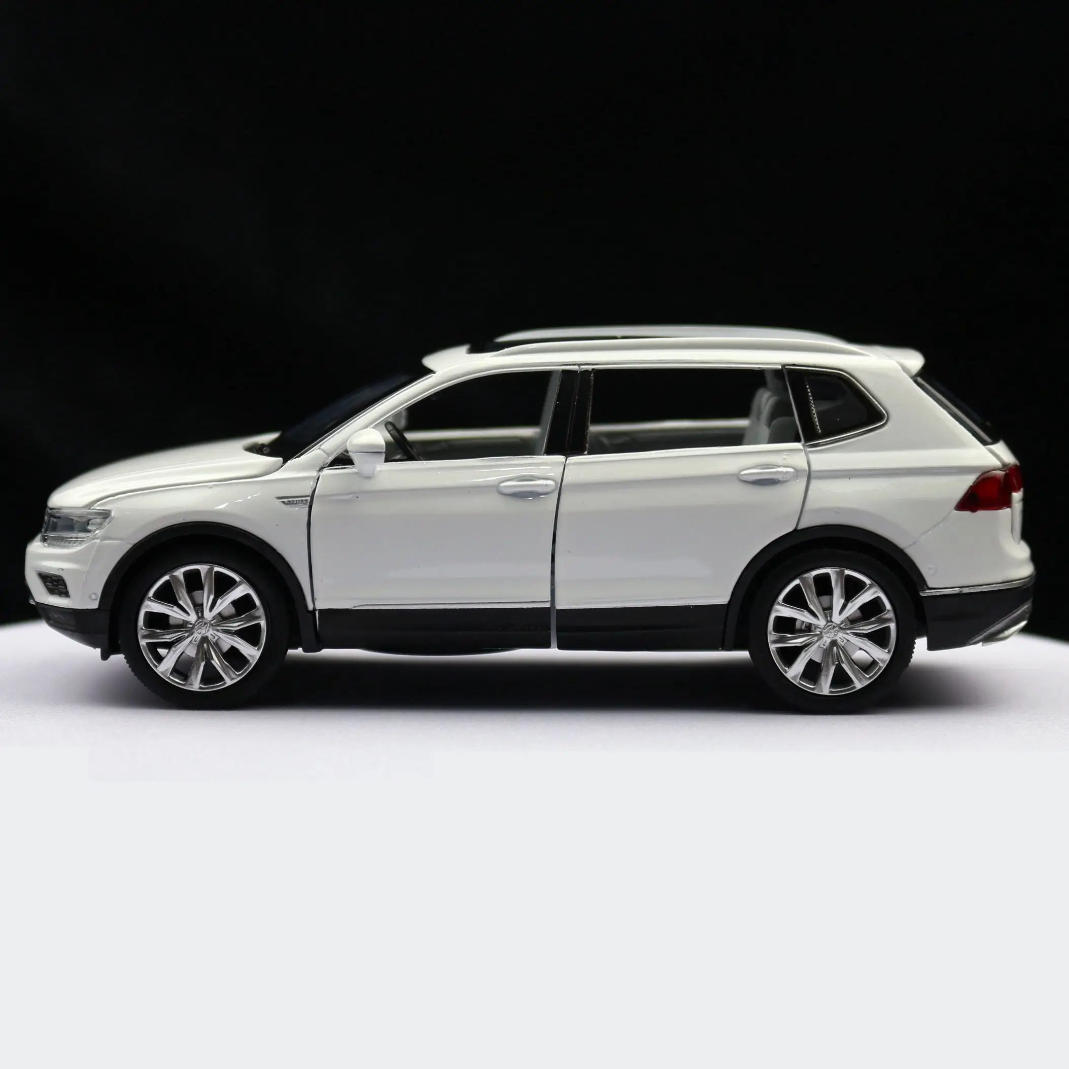 1/32 Volkswagen Tiguan L SUV Toy Car Model Diecast Alloy Miniature Pull Back Sound & Light Collection Gift for Children Boys Kid 4