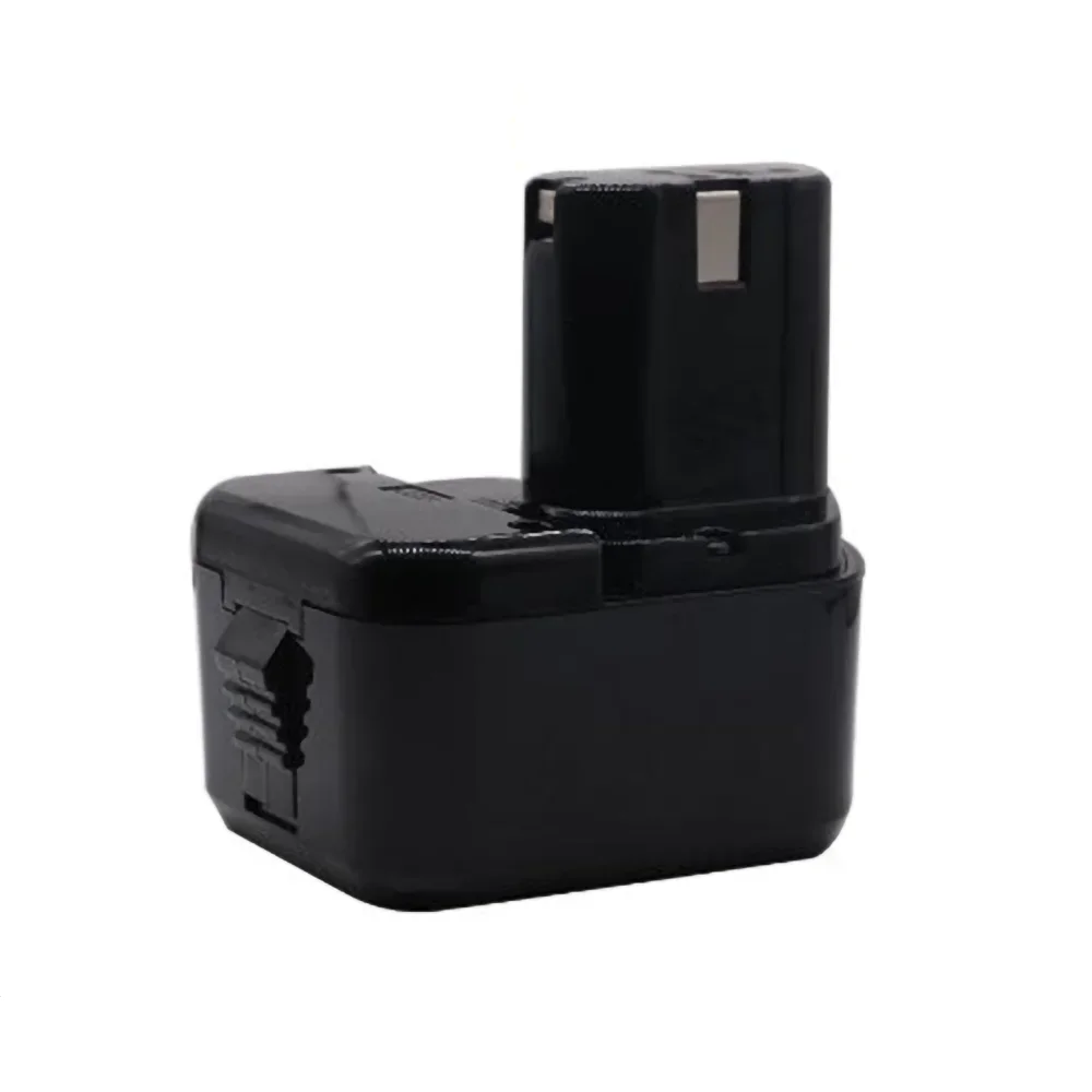 Batterie haute capacité 12V 6800mAh Ni-Cd pour Hitachi Eleoption, comparée à une pile AA pour illustrer sa taille.