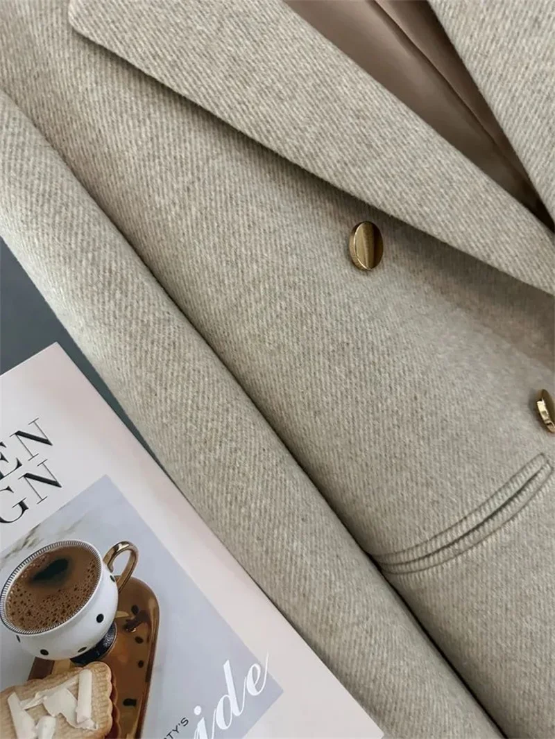 2025 Autumn And Winter New Beige Metal Buckle Suit Jacket For Women With A Sense Of Luxury British Style Versatile Suit Blazer