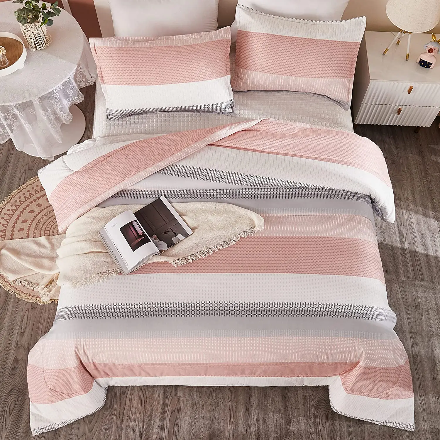 

Pink Bedding Set 3 Pieces Blush White Colorblock Three-Color Girls Women Lightweight Bedding Set & Collections