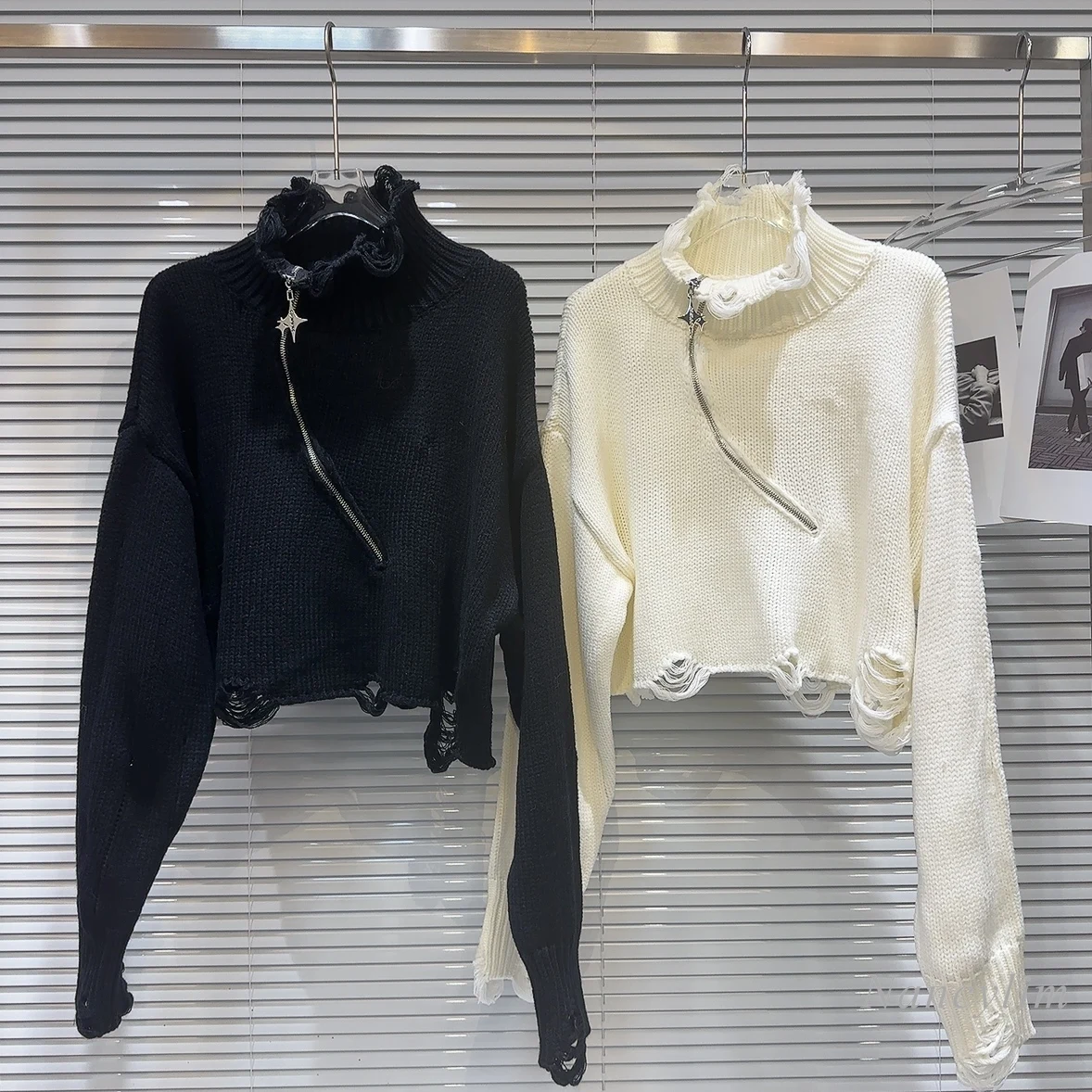 

2023 Autumn Winter New Short Holes Sweater Women Metal Oblique Zipper Ripped Design Knitted Sweater Turtleneck Short Pulls White