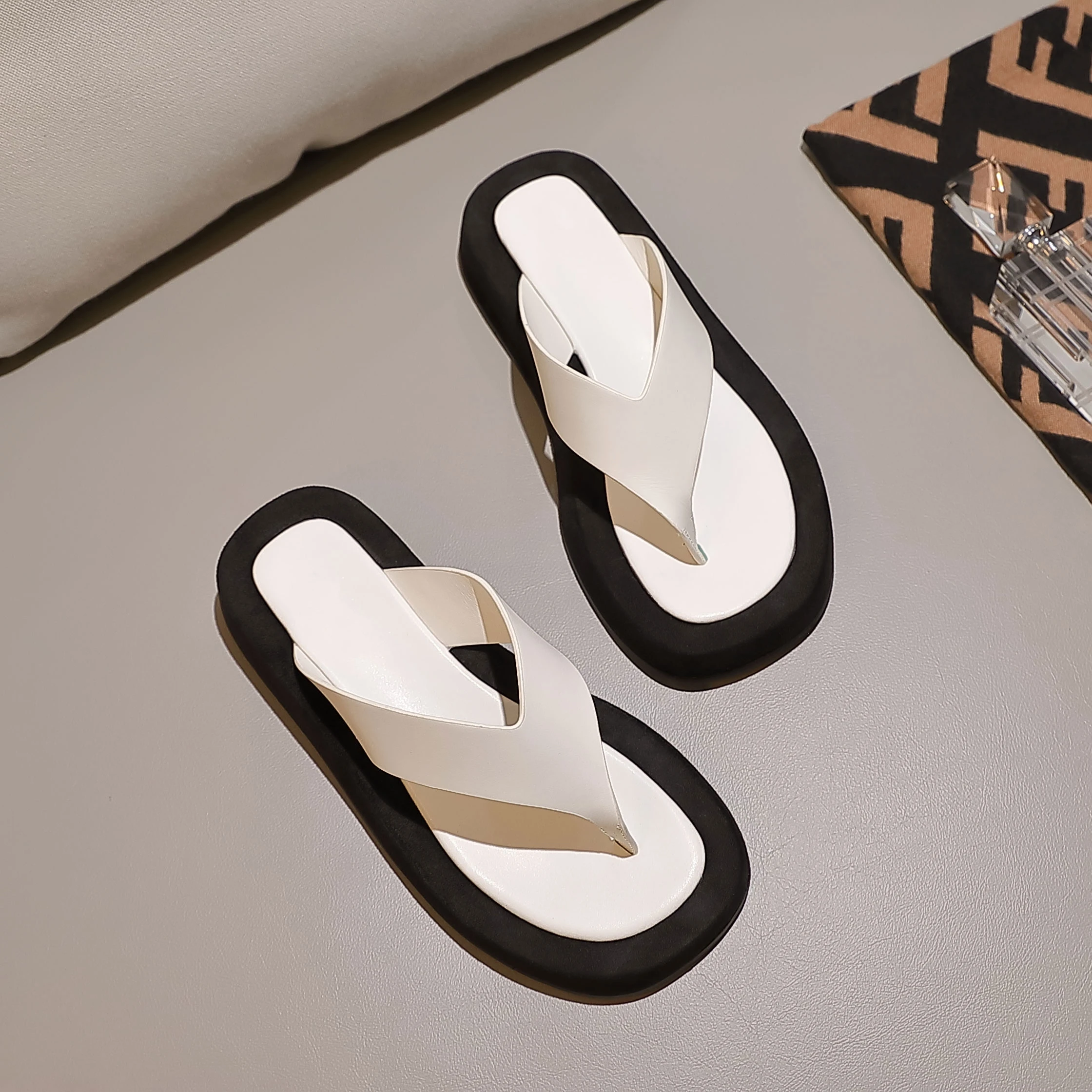 Thick soled slippers for women's summer outerwear color blocking toe clip flip flops 2024 new versatile anti slip beach sandals