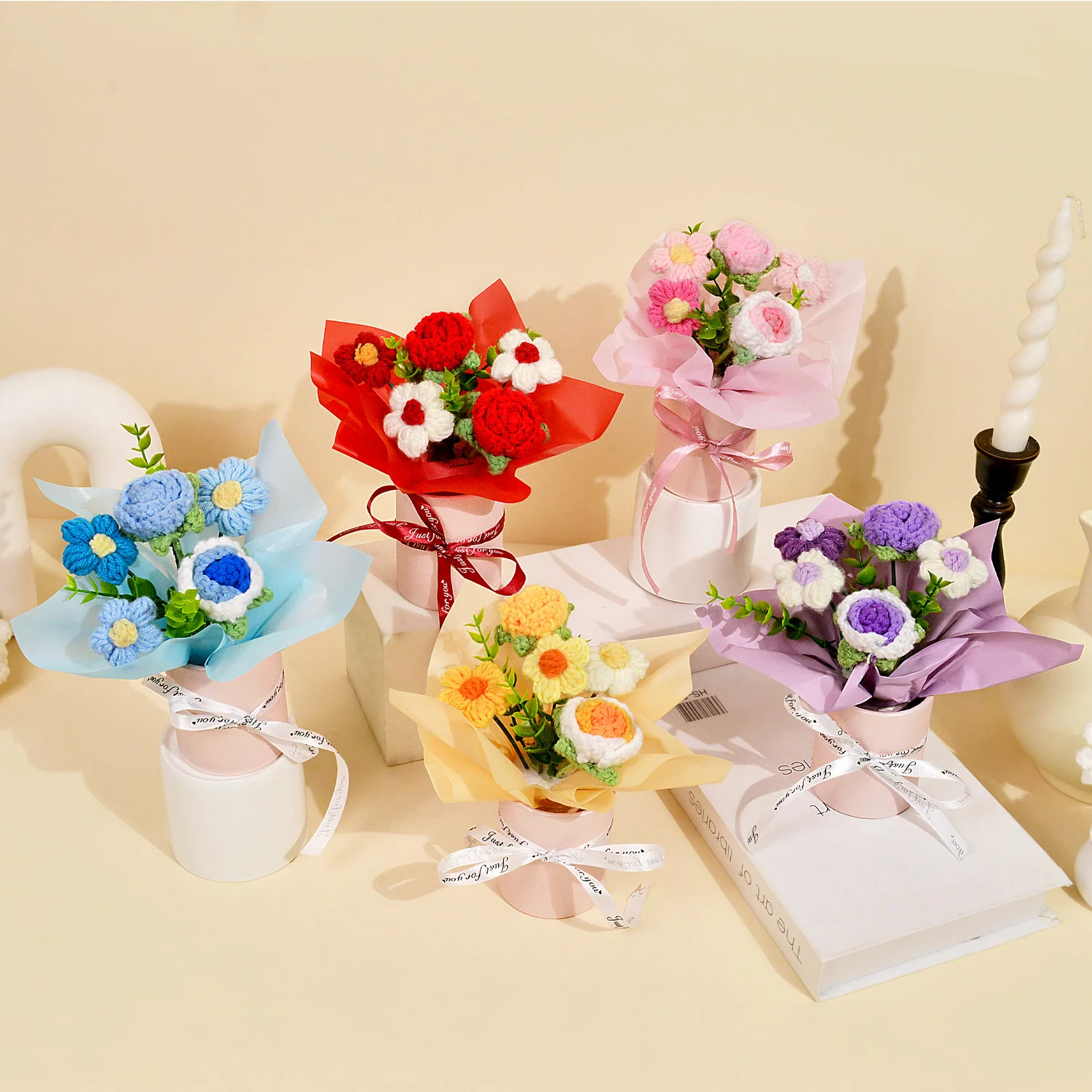 1 Stück handgefertigter gehäkelter Rosenstrauß, gestrickte Rosen- und Gänseblümchenblume für Muttertag, Weihnachten, Thanksgiving und Heimdekoration
