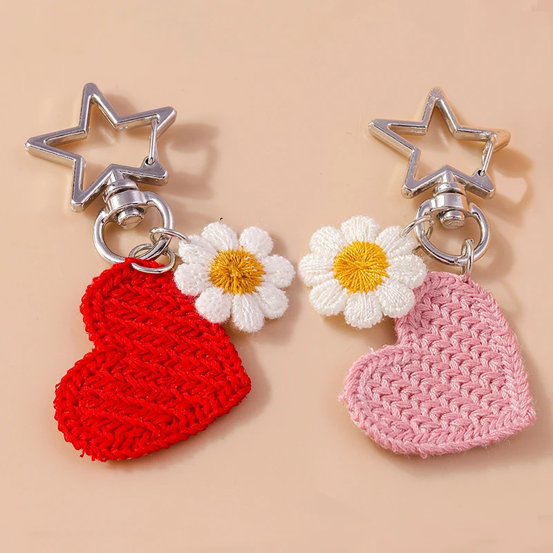 Aihua handgefertigter gestrickter roter Herz-Schlüsselanhänger für Frauen, gehäkeltes Gänseblümchen-Herz-Schlüsselanhänger, Handtaschen-Anhänger, romantischer Valentinstag-Schmuck