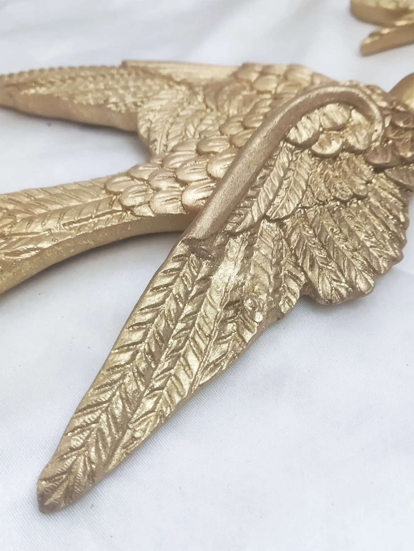 Golden Flying Birds Wall Mount Decor Retro Resin Swallow Sculpture Wall Hanging Crafts for Home Decoration Living Room Bedroom 5