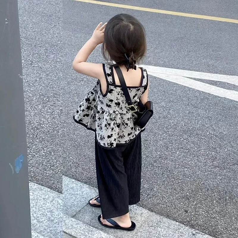 

Новый летний костюм для девочек, подтяжки без рукавов с разбитыми цветами + широкие брюки, корейский костюм для девочек 2023, модная одежда для девочек