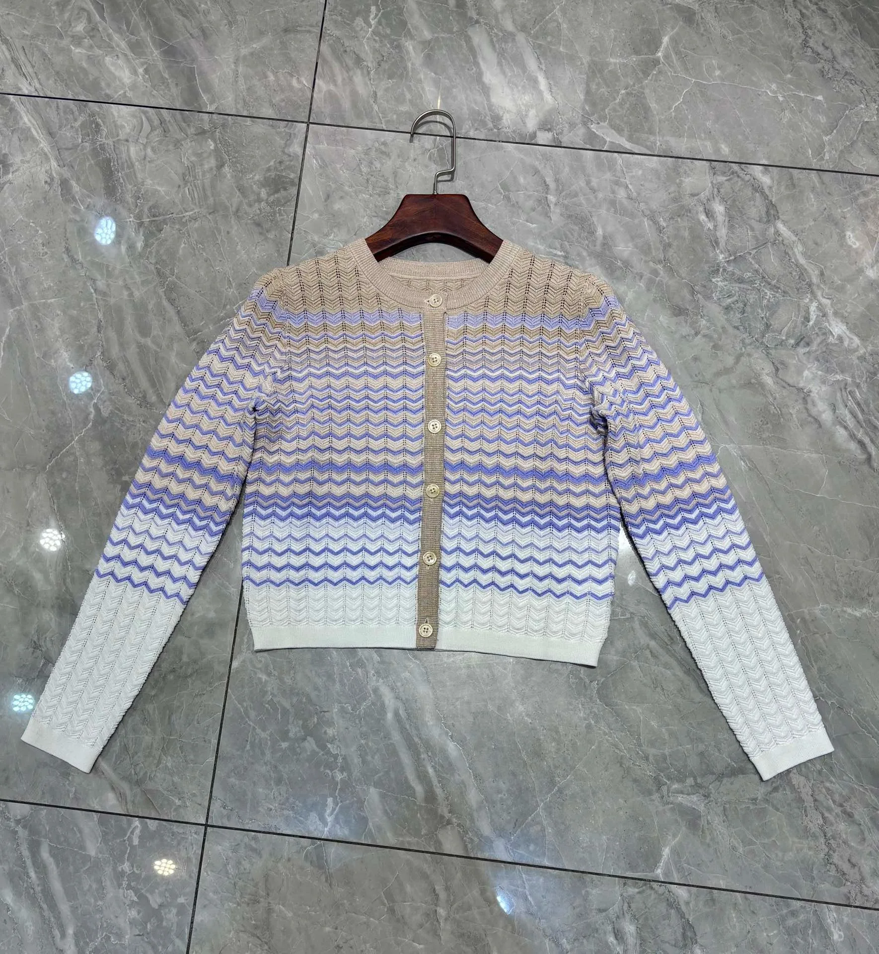 

Spring and summer new, female, crew-neck knitted cardigan, gradual color change, wavy jacquard weave, high quality