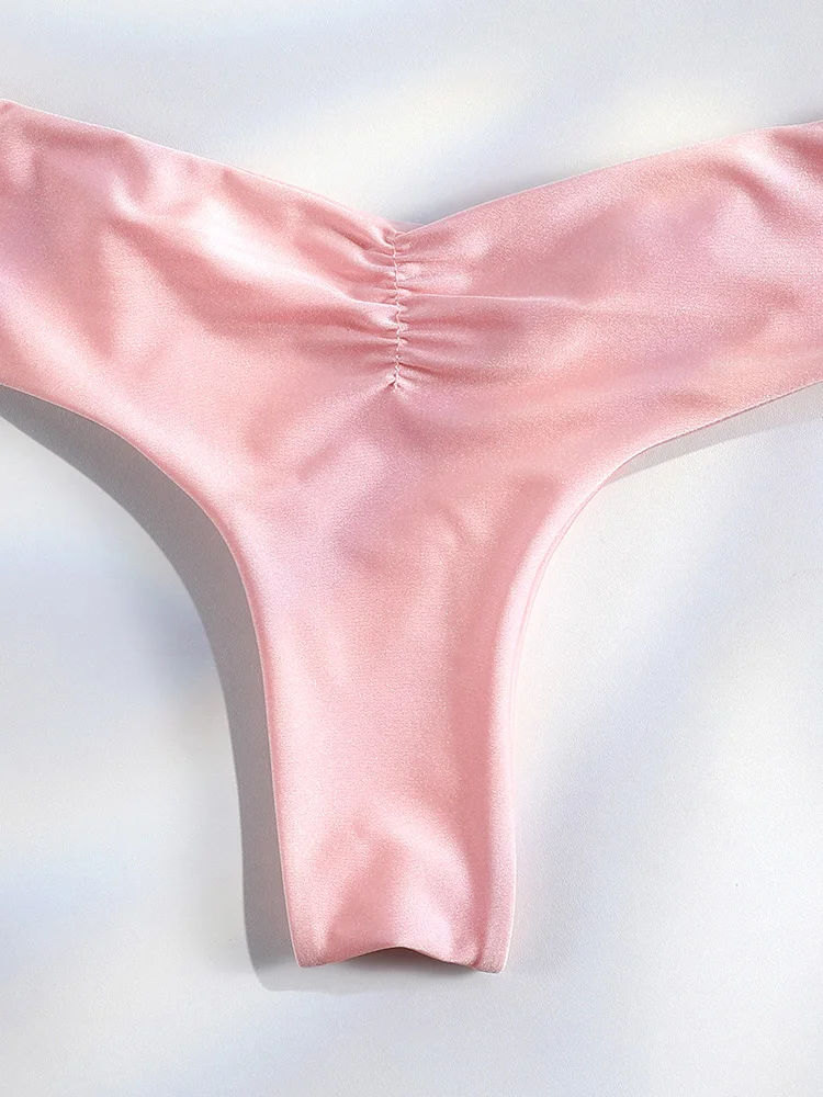 Set Bikini Sexy con Pieghe - Modella in acqua