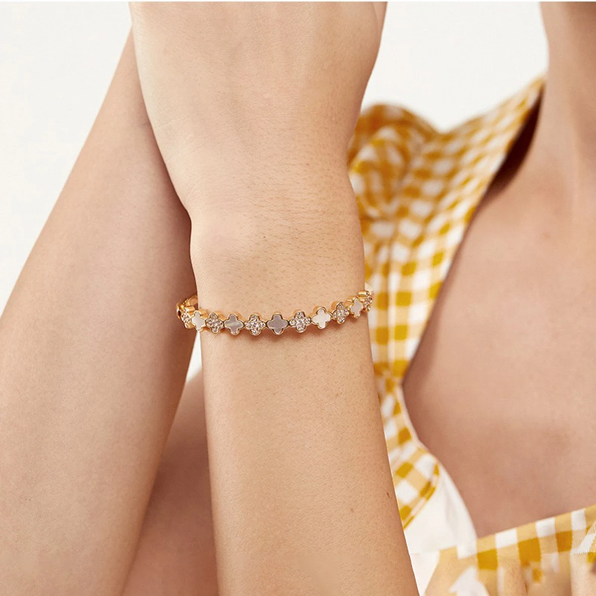 2024 New Cubic Zirconia Mother of Pearl Four Leaf Flower Bracelet for Women Office Gatherings Friend Gift Jewelry Accessories 2