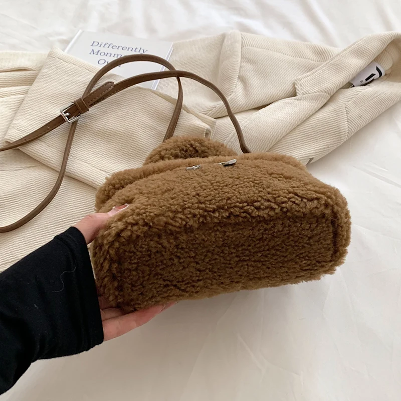 Lammwolle-Handtasche für Damen, 2022, Winter, weiche, flauschige Handtasche, kleine Plüsch-Umhängetasche, Reißverschluss-Geldbörse, luxuriöse Clutch-Tasche aus Kunstfell – Detail 12