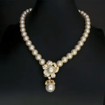 Fashionable Retro Style Atmospheric Inlaid Zircon Flower Pendant Pearl Short Banquet Party Necklace Elegant And