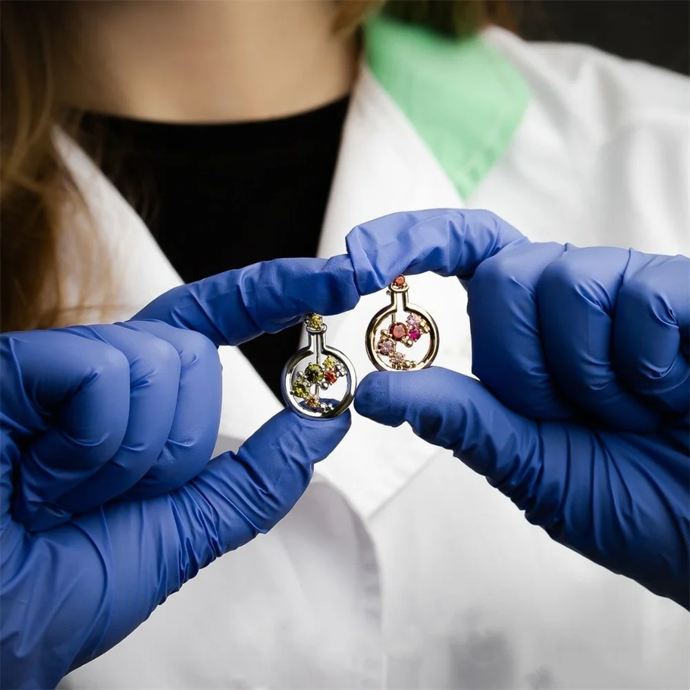 

Flask Brooch Classic Science Chemistry Lab Equipment Beaker Pin Inlay Luxury Zircon Badge for Experimenter Friend Gift