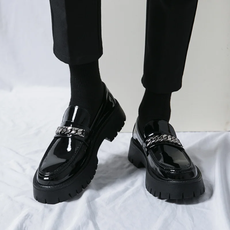 

Brand high quality New British Style Patent Leather Loafers For Men Black Solid Hombre Heightening shoes Fashion Metal Chain