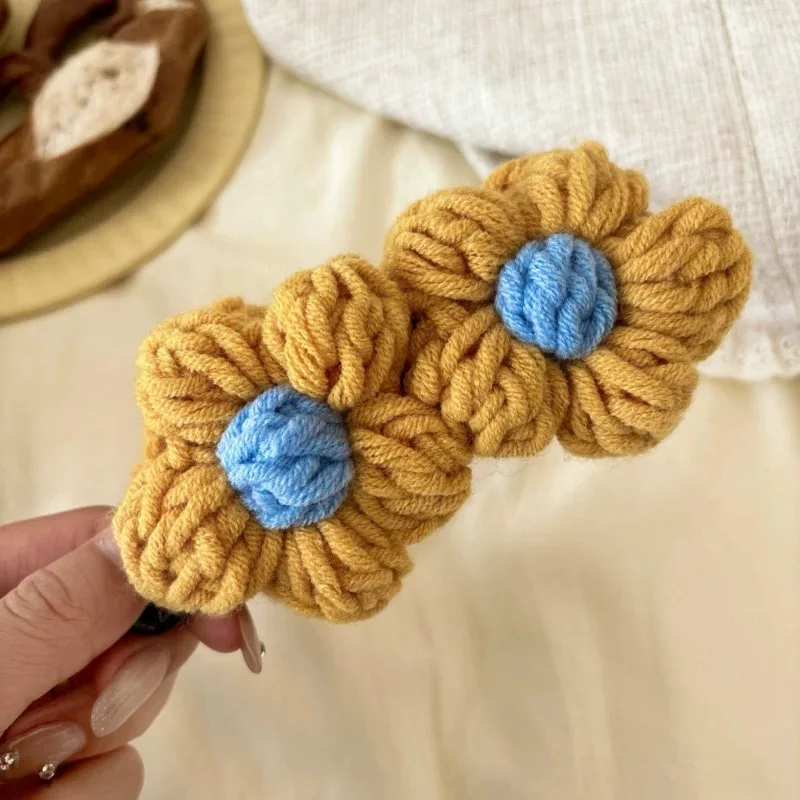 1 Stück gestrickte Bananen-Haarspange mit doppelter Blume für Herbst/Winter, macht das Haar voll aussehen, vertikales Haar-Accessoire mit hohem Pferdeschwanz – Detail 7