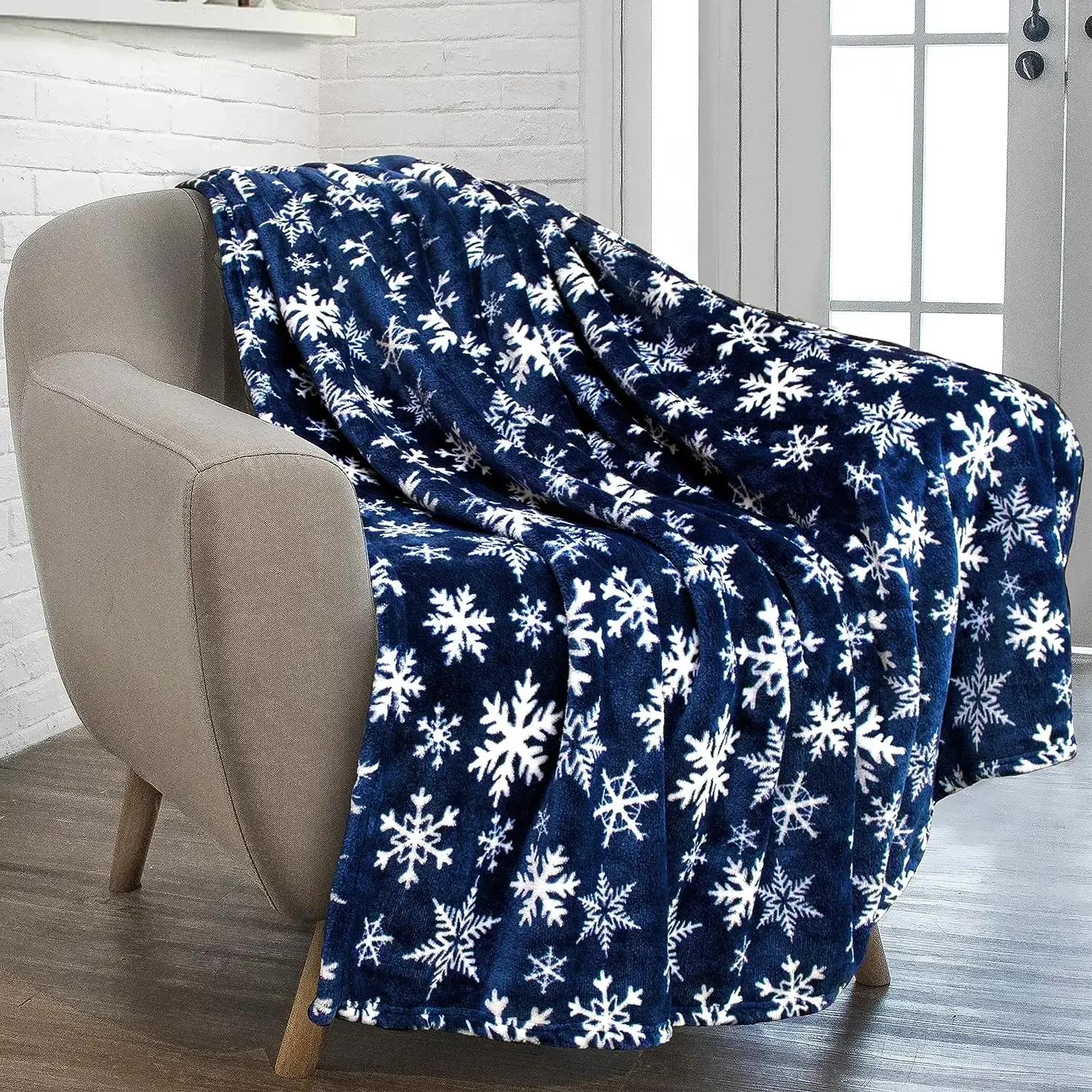 thumbnail image 1 of Manta navideña, manta de franela con diseño de copos de nieve y jengibre 2024, manta de felpa suave y cálida de invierno para sofá cama, 1 of 5