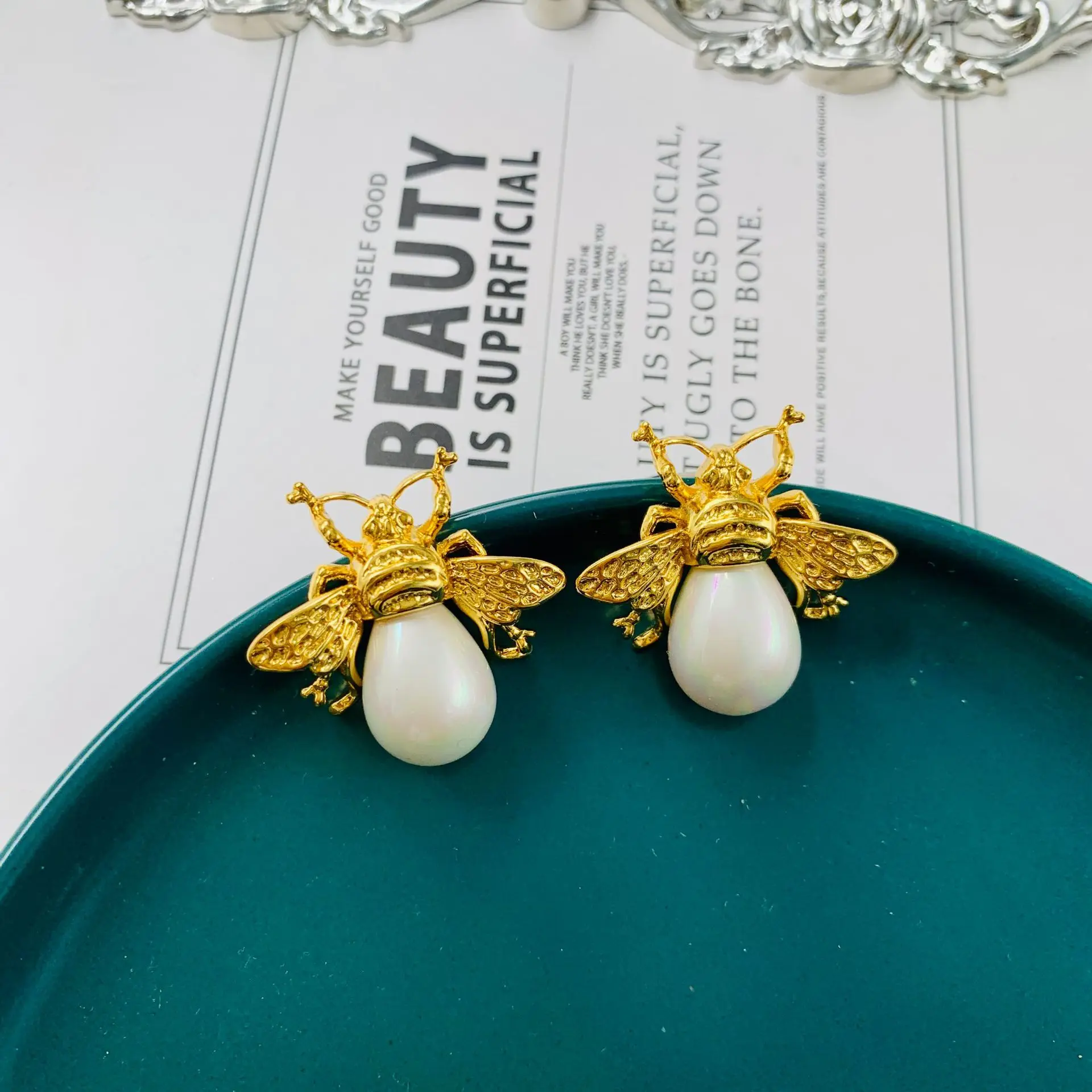 

Medieval Vintage 3D Colorful Anti Shell Pearl Bee Earrings
