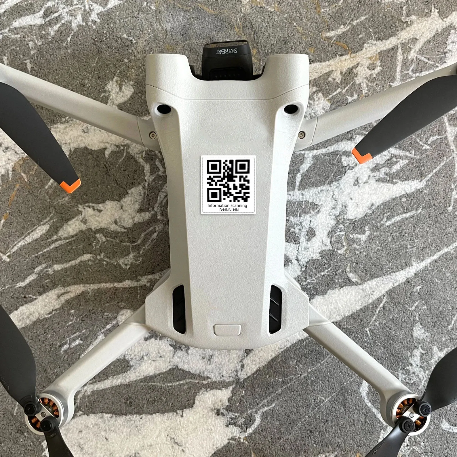 Détail des autocollants drone personnalisés, lot de 20, finition mate et adhésif robuste.