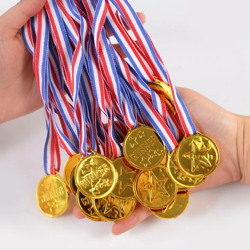 5/10 Stücke Gold Kunststoff Gewinner Medaillen Trophäe Kinder Sport Spiel Preis Auszeichnungen Spielzeug Kinder Fußball Geburtstag Party Favors Pinata Füllstoffe – Detail 2