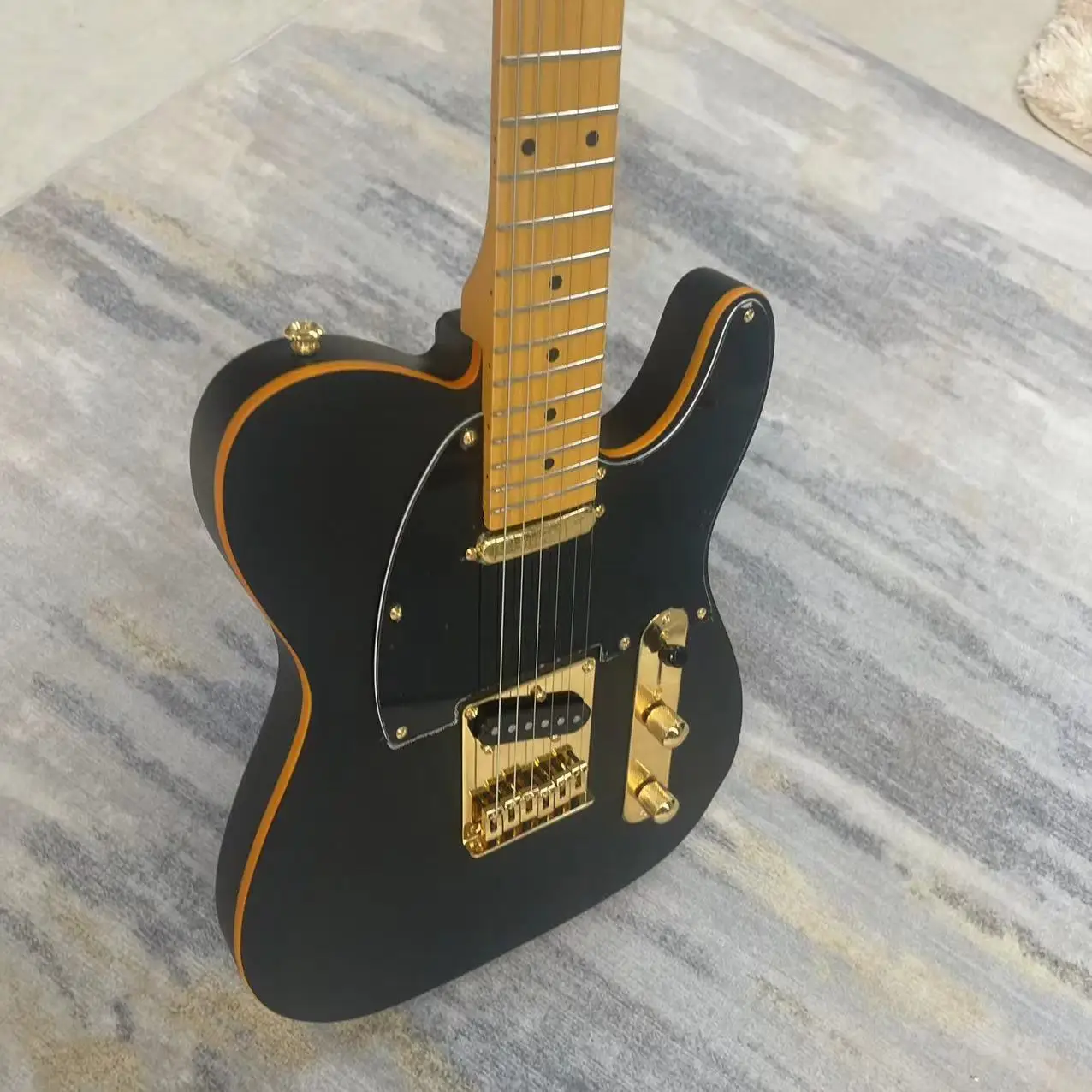 

6-string electric guitar, matte black body electric guitar, maple fingerboard, black guard, maple track, dedicated pickup, dedic