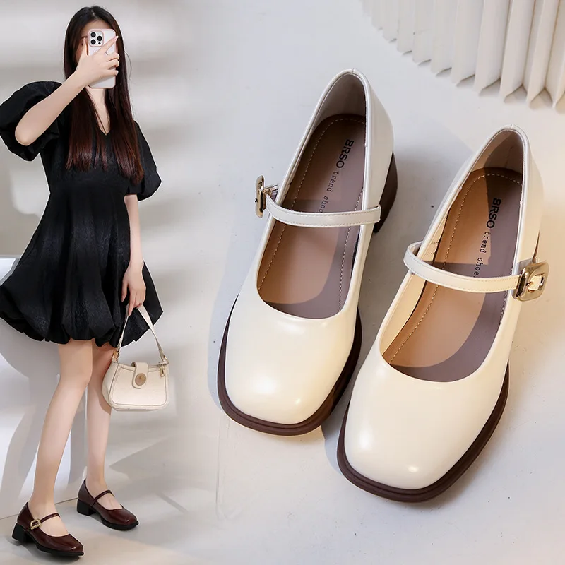 

Резиновые туфли на низком каблуке