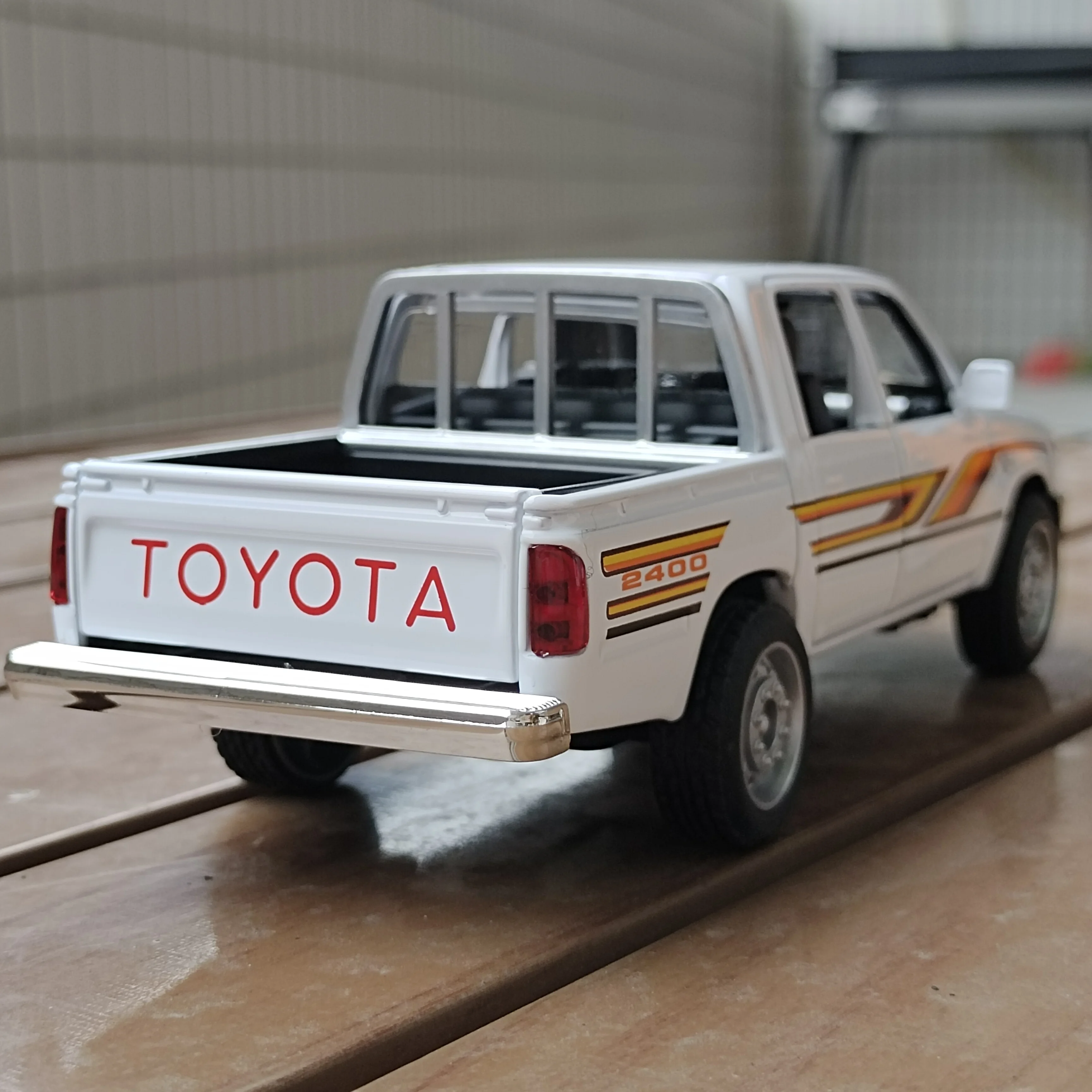 Modèle Réduit Toyota Hilux 1:32 En Alliage - Avec Lumière Et Son, Pull-back, Neuf