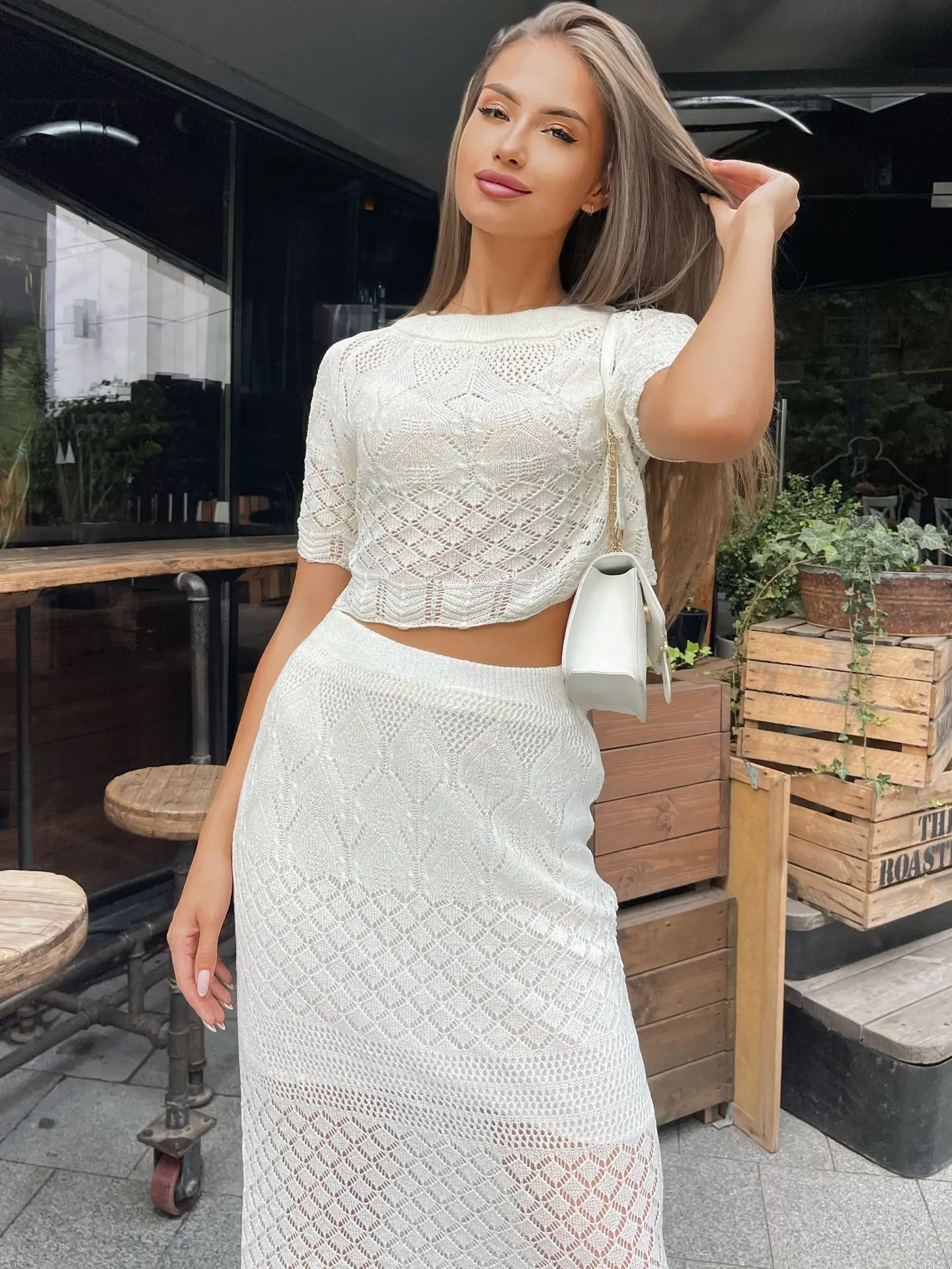 Conjunto de camiseta y falda de punto blanco de manga corta con aberturas transparentes de cintura alta, sexy, ajustado, cruzado en la cadera, dos piezas para mujer