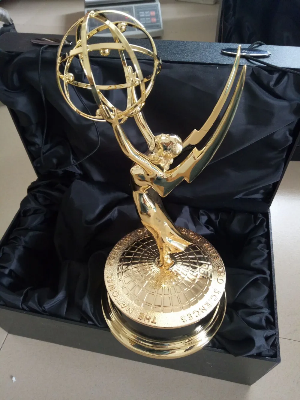 

free shipping Real size 1:1 39CM Metal Emmy Trophy Factory Directly Sales Emmy trophy Academy Award Free DHL shipment Chris