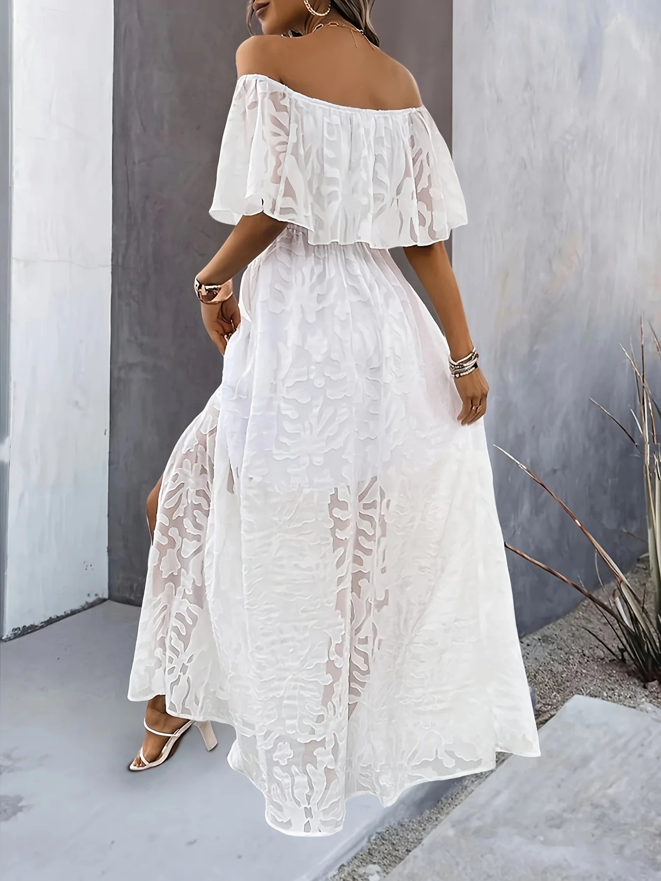 “Vestido feminino longo branco elegante com detalhes florais em relevo”