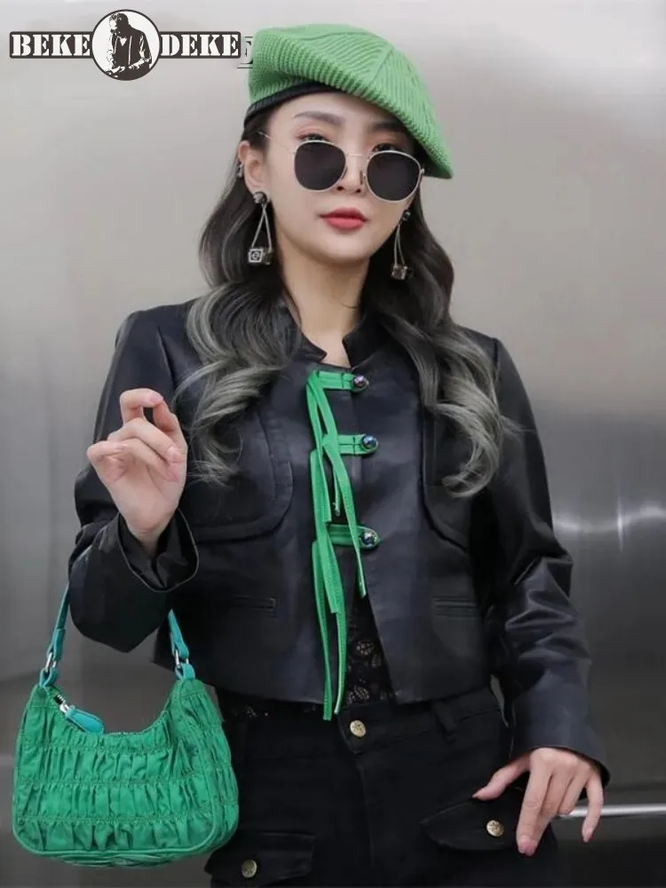 

Женская короткая куртка из натуральной кожи с воротником-стойкой и длинным рукавом