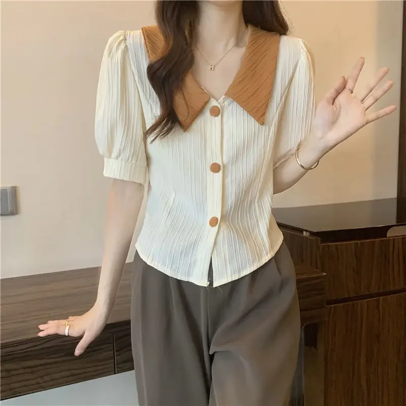 Koreanisches kontrastfarbenes Kurzarmhemd mit Puppenkragen für Frauen im Sommer, neues schickes Hemd-Design, süßes Nischenoberteil – Detail 12