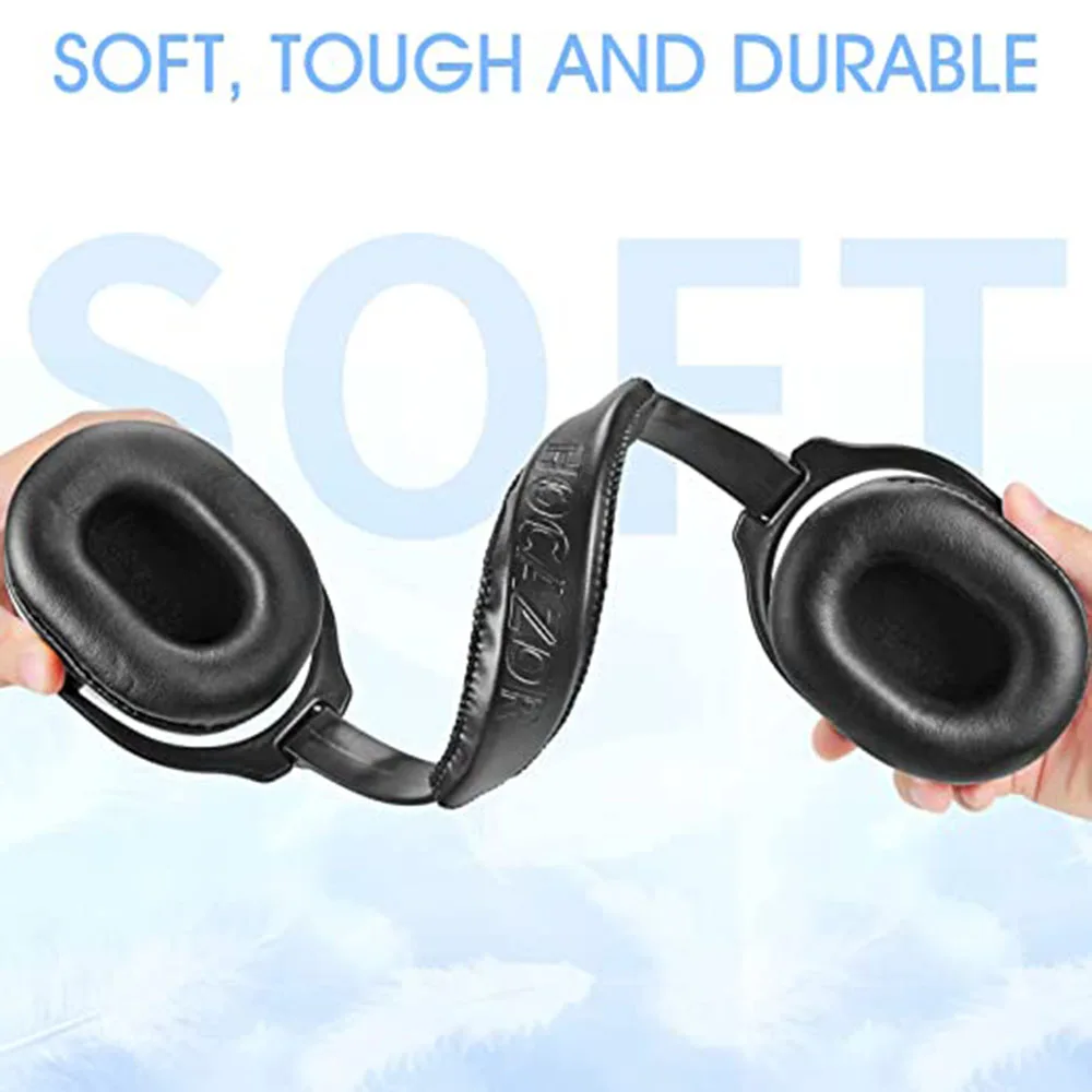 Enfant souriant avec un casque antibruit motifs fun, idéal pour les voyages en avion.