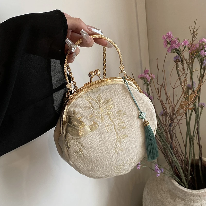 

Embroidery Women's Clutch Bag 2024 Summer New Chinese Style Silk Chain Shoulder Handbag Fringe embellished metal clip Dinner Bag