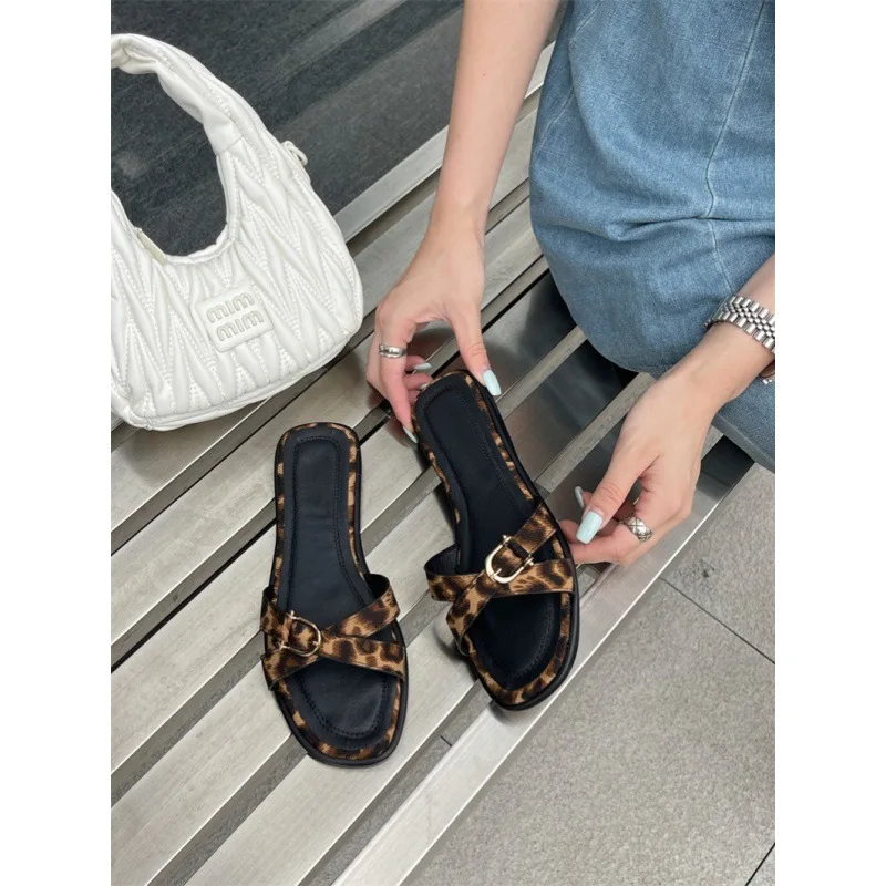 

Женские шлепанцы из ПУ кожи, на низком каблуке, с леопардовым принтом