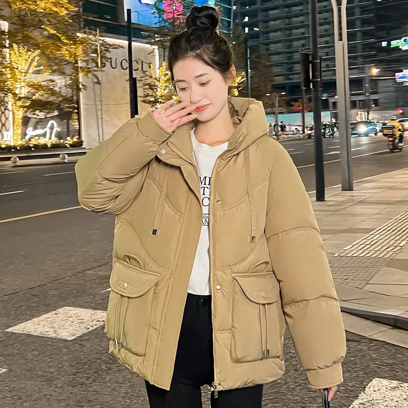 

Женская короткая парка на хлопковом наполнителе, с капюшоном и большими карманами, A1228