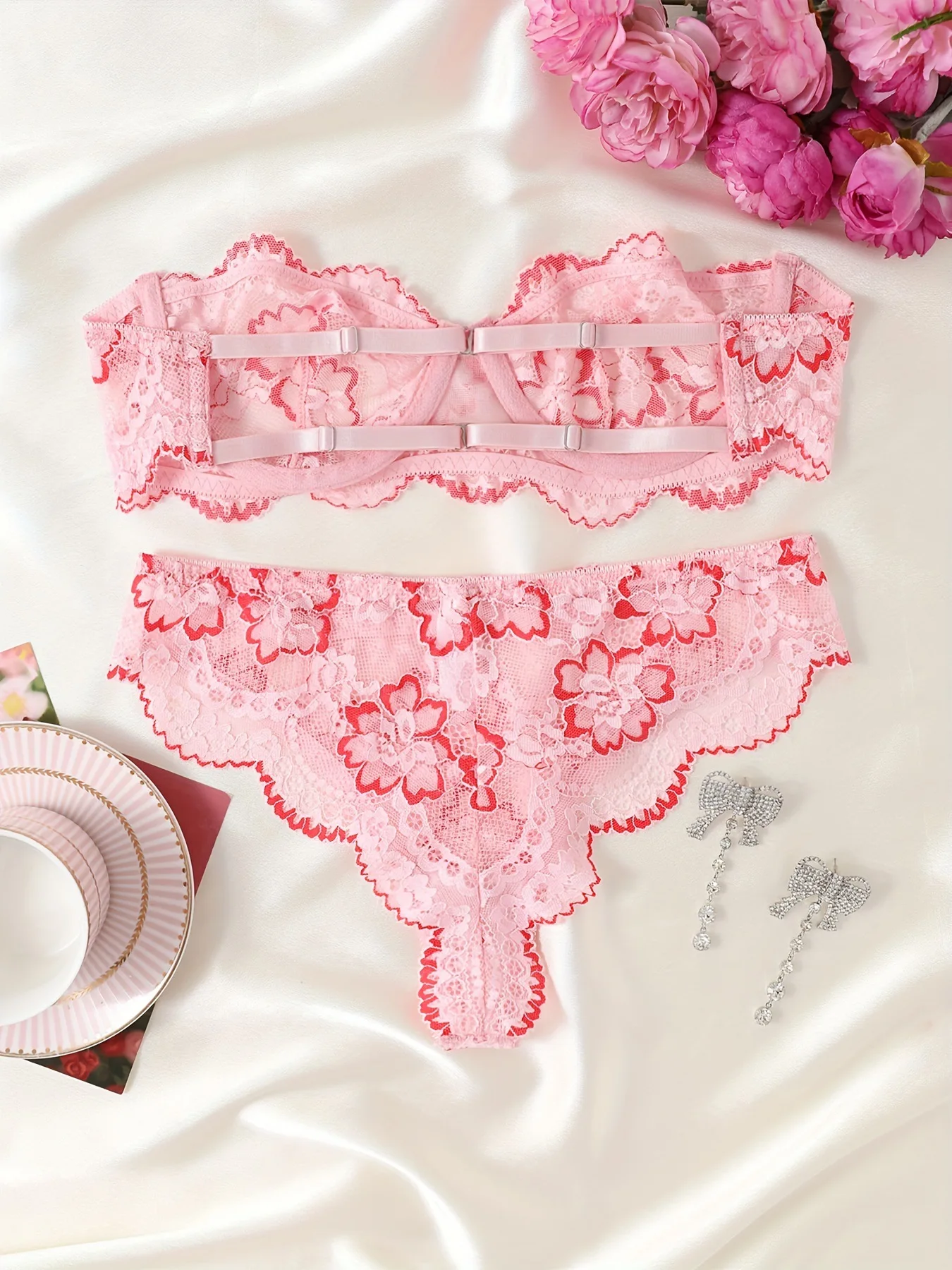 Women's Floral Lace Lingerie Set - Sexy Underwire Bandeau Bra & Scallop Thong, Breathable Comfort for Daily Wear All Seasons