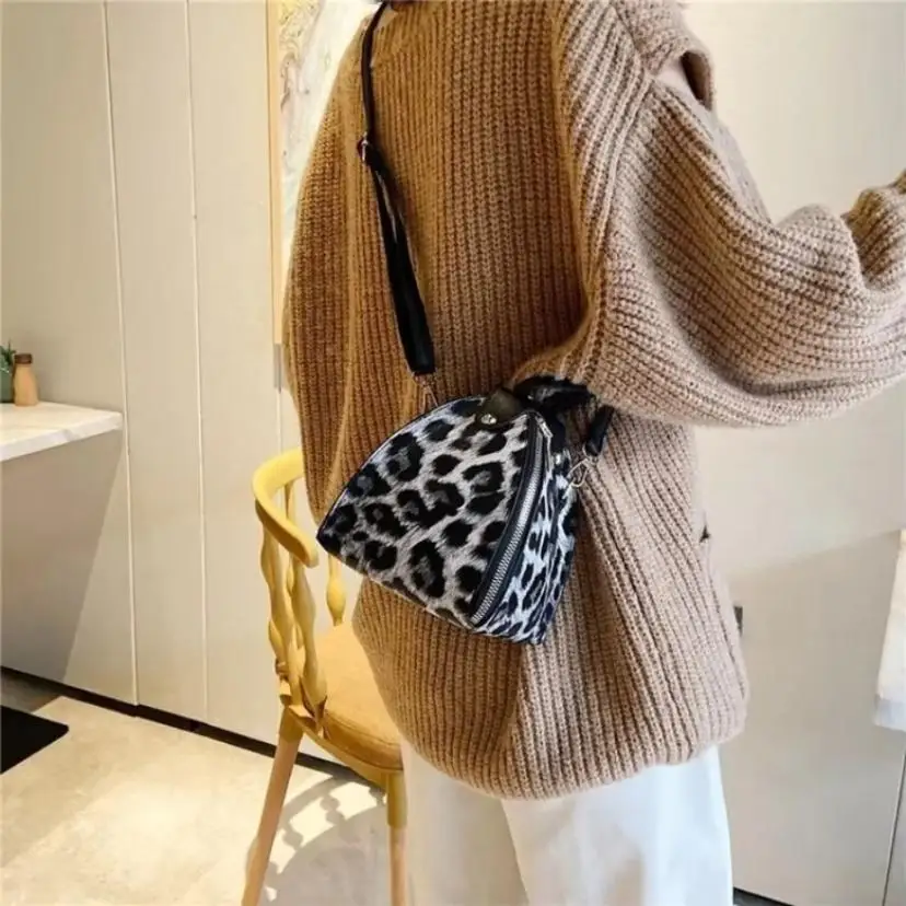1 Pcs Korean Women's One Shoulder Handbag Various Styles Cute Wallet Purse Wave Portable Triangle Bag Korean Fashion Girl Bag