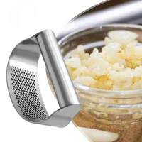 เครื่องบดกระเทียมแบบโค้งสแตนเลสทุบกระเทียมแบบใช้มืออเนกประสงค์อุปกรณ์ทำอาหารอุปกรณ์ที่ใช้ในครัว 4