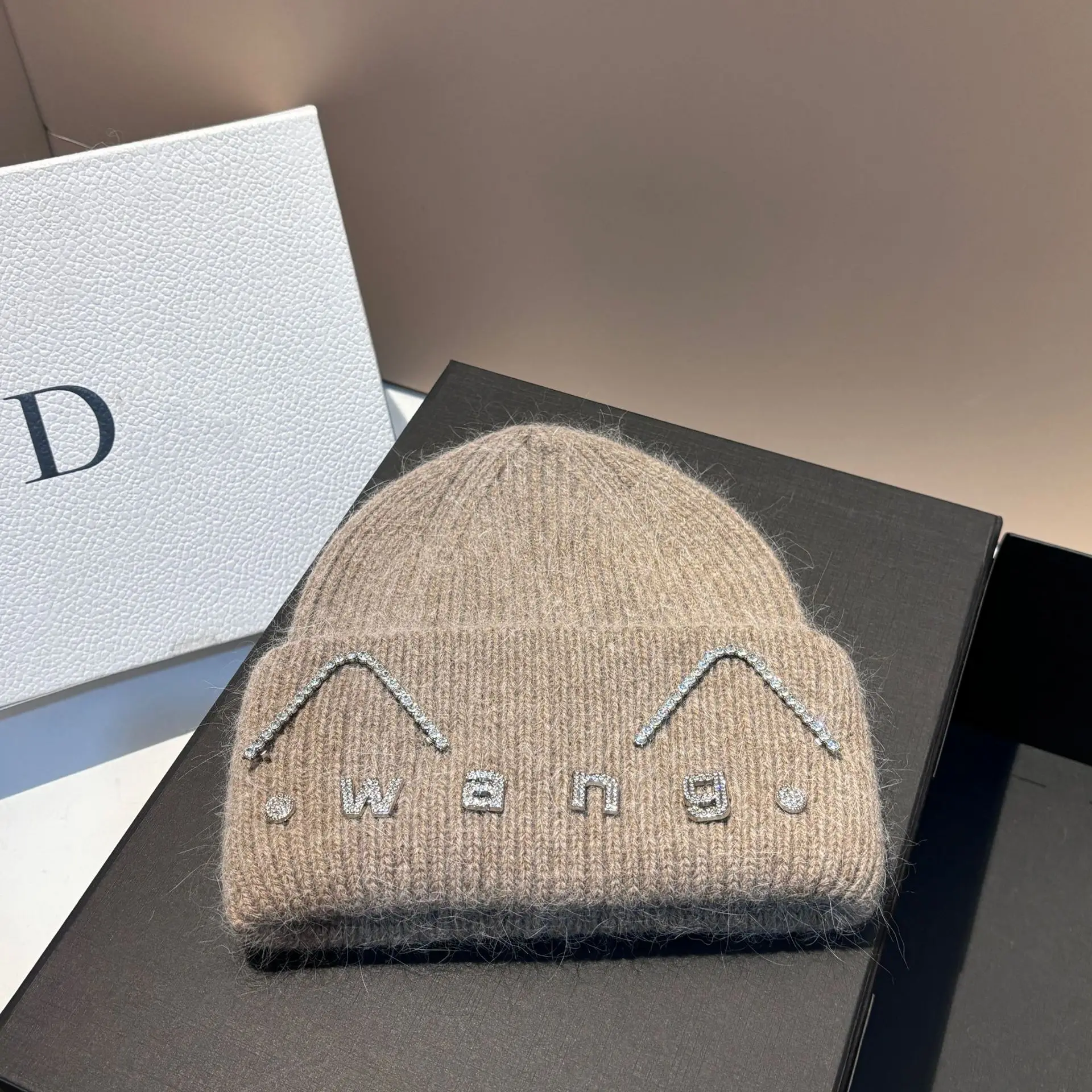 Inverno nuove lettere Wang orecchie di gatto carino pelliccia di coniglio cappello lavorato a maglia berretto caldo addensato all'aperto femminile
_voghion.com