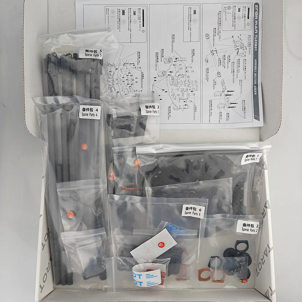 Kit cadre drone FPV en fibre de carbone Toray 3K ultra-léger 476g pliable, tenu à la main pour montrer l'échelle et la légèreté du matériau.
