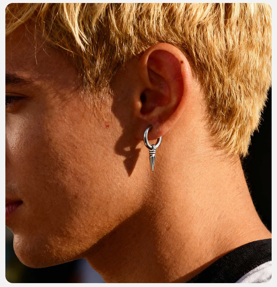 Vnox Herren Punk Dreieckige Speer Huggie Creolen, Edelstahl Anti Allergie Hip Hop Ohrschmuck Accessoires Geschenk für Ihn – Detail 3