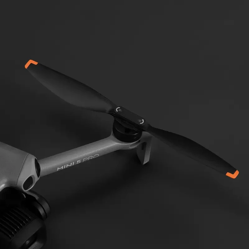 Hélice DJI Mini 5 Pro en gros plan, montrant les pales incurvées pour des performances silencieuses.