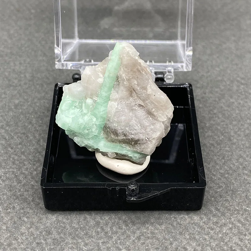 100%  Natural Emerald Mineral Specimens Stones and Crystals Healing Crystal   +Box size:35*35*35 mm